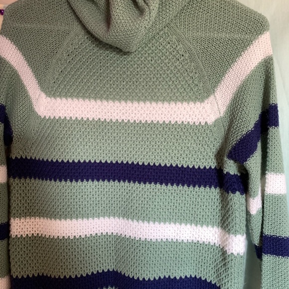 Sell this beautiful sweater. - Picture 5 of 5